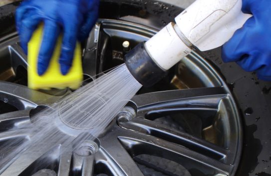 やわらかいスポンジを使って、塩分・ホコリ・土や砂を洗い流します