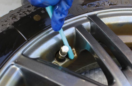 腐食しやすいバルブ穴、リムはブラシなどを使ってしっかりと塩分を落とします