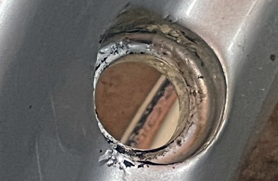 腐食でバルブ穴の塗装が剥がれた