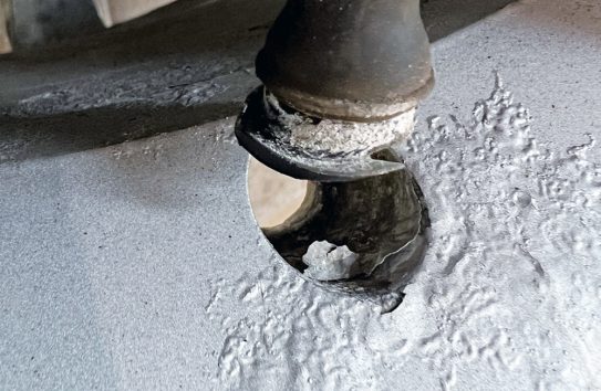 エアバルブをはずして見ると塗装がボロボロ…